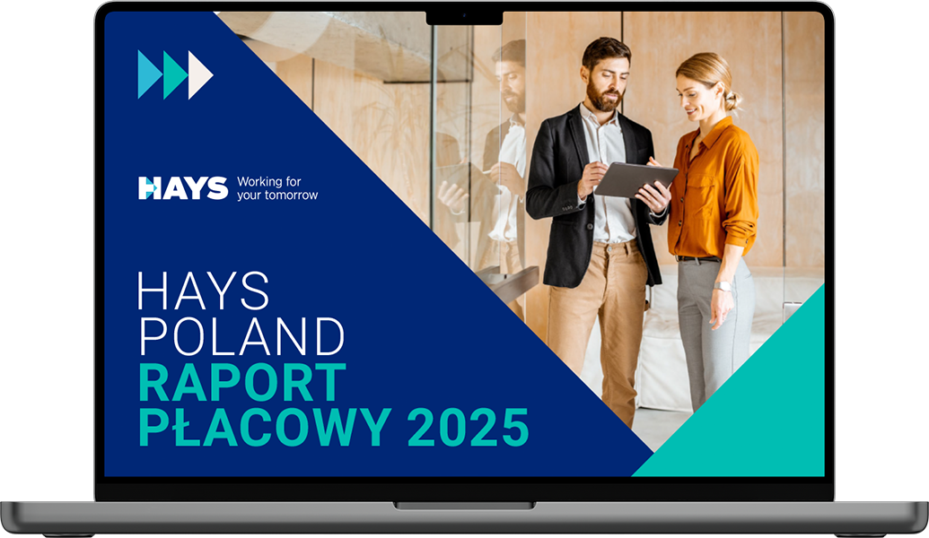 Laptop z wyświetloną okładką Raportu Płacowego Hays Poland 2025